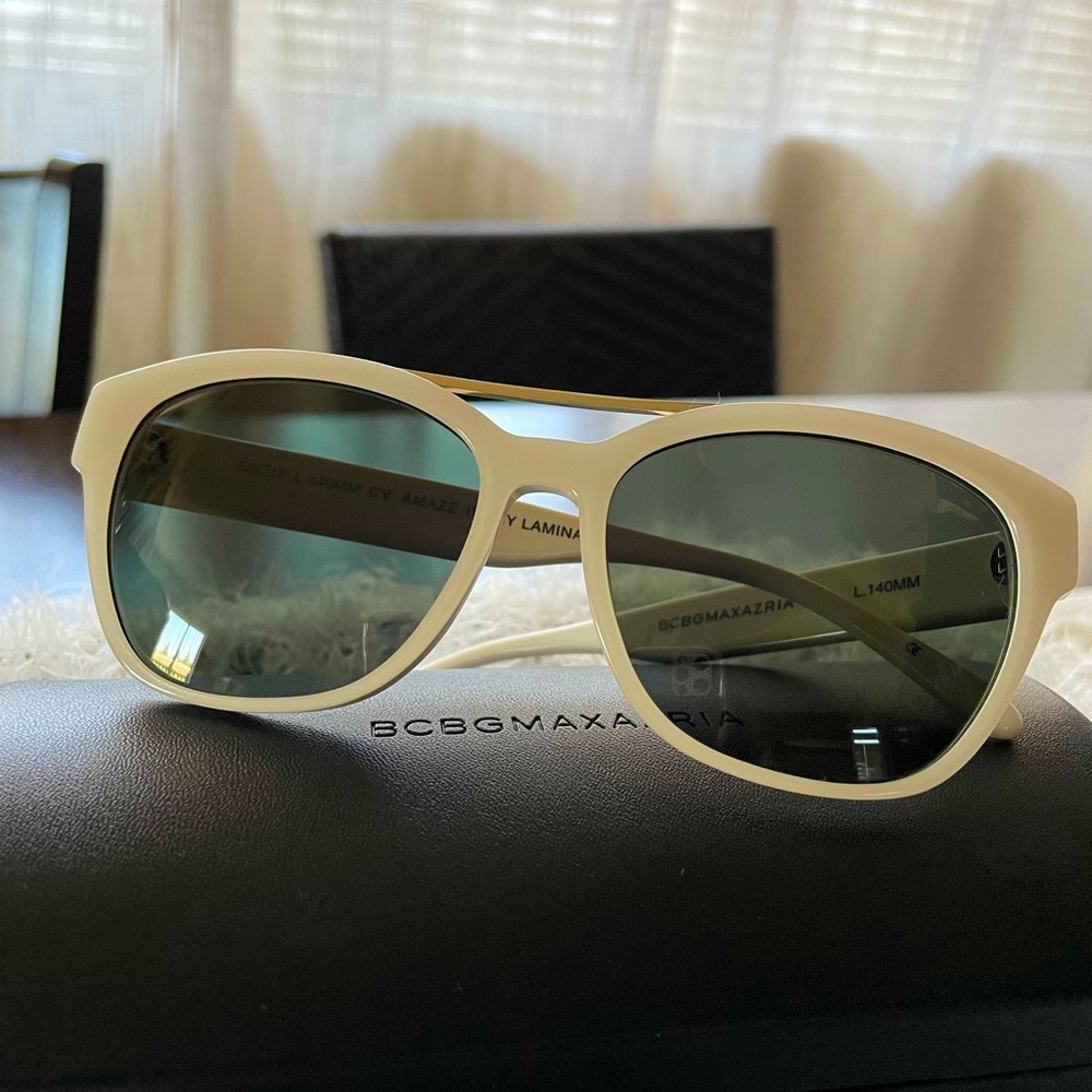 💕BCBG women’s sunglasses 💕
